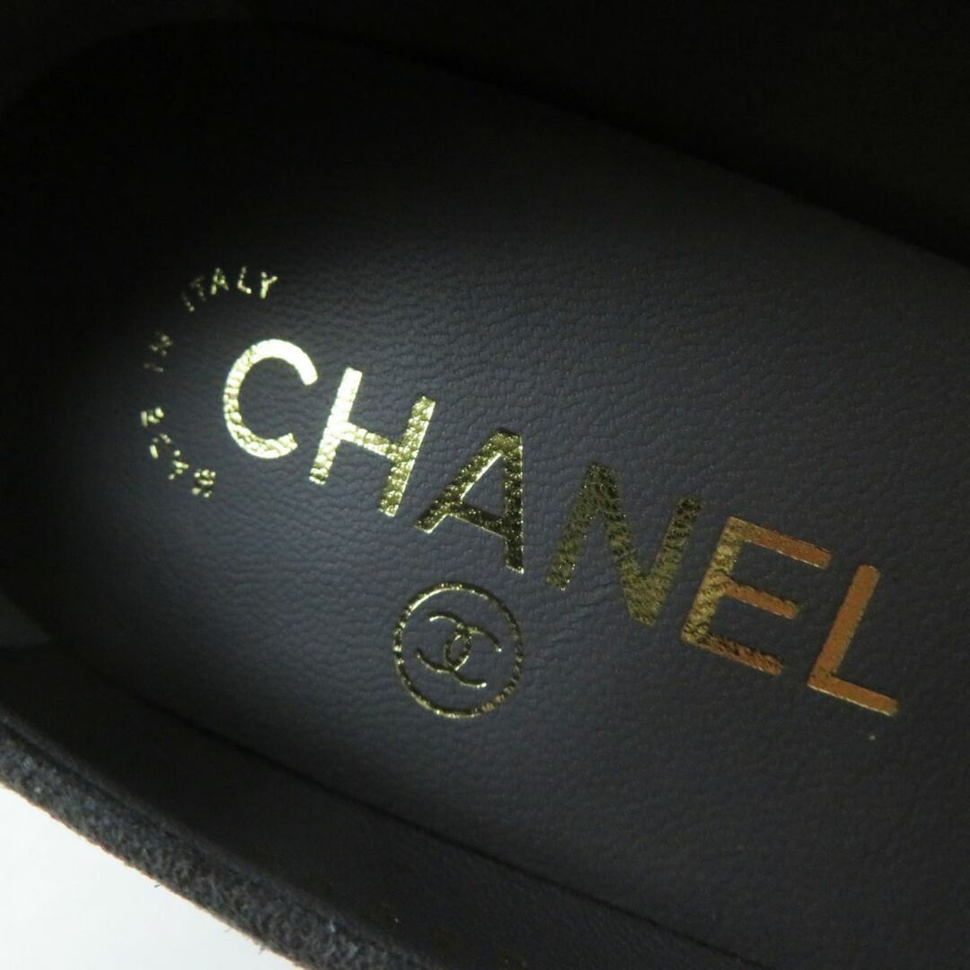 CHANEL(シャネル)の未使用品◎イタリア製 CHANEL シャネル G35024 レディース ココマーク スウェードレザー ラウンドトゥ パンプス グレー 37 1／2C 箱付き レディースの靴/シューズ(ハイヒール/パンプス)の商品写真