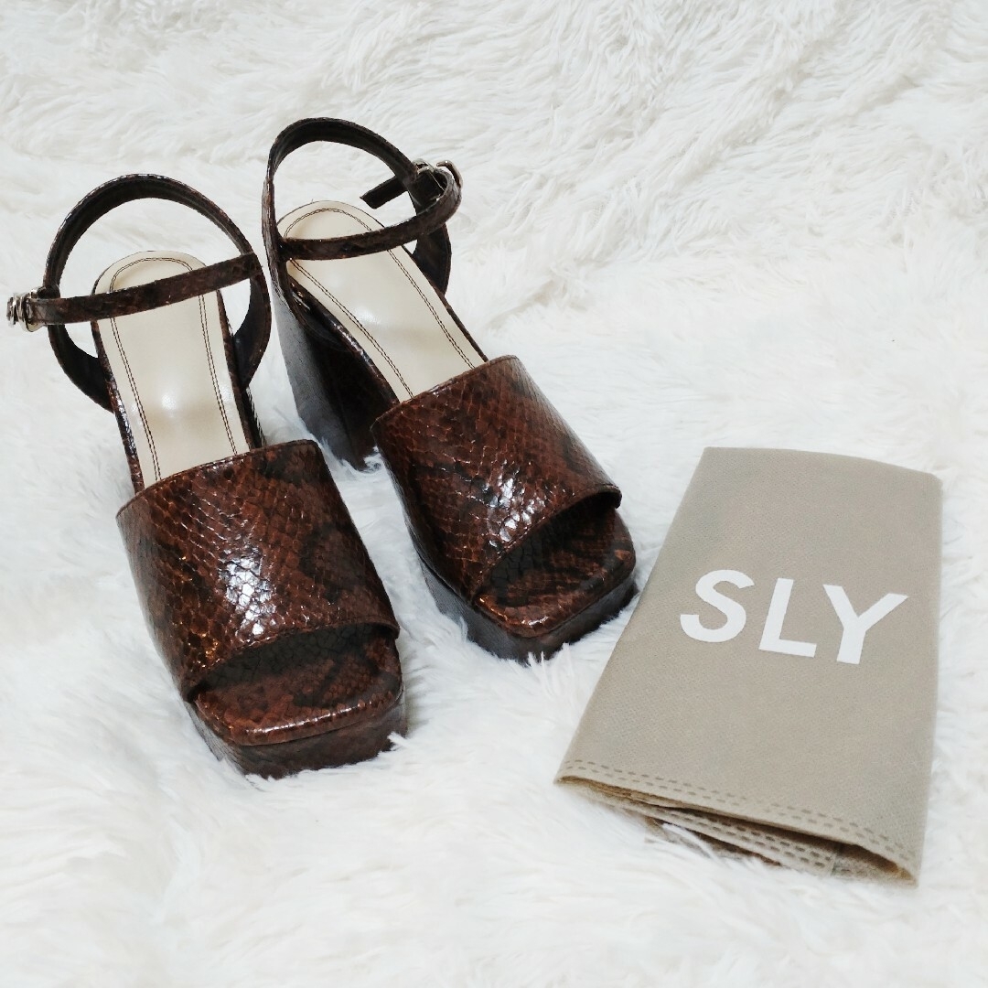 SLY(スライ)の【新品】SLY スライ ヒールサンダル パイソン柄 Sサイズ シューズ袋付き レディースの靴/シューズ(サンダル)の商品写真