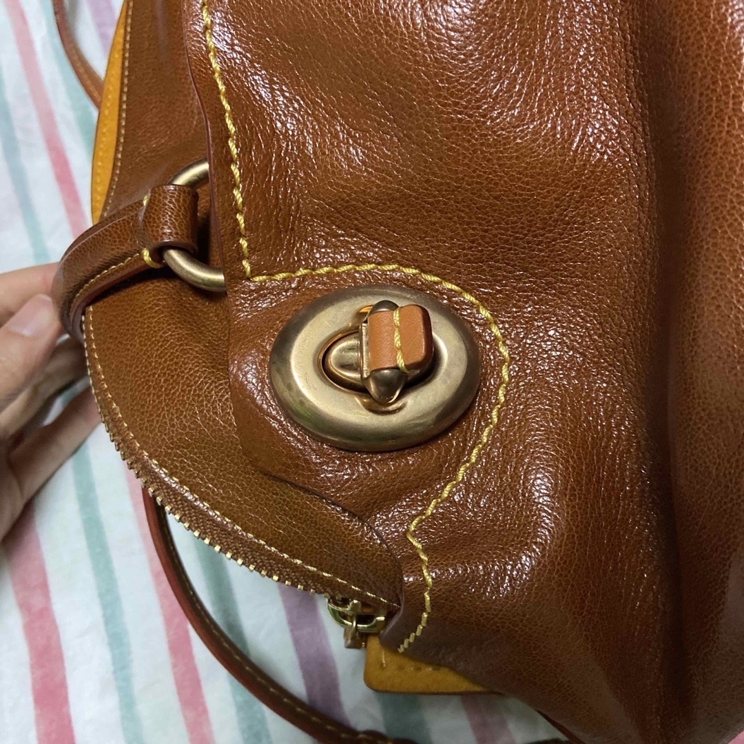 COACH(コーチ)のレザーショルダースクールバッグ　イエローバックスキン　イエローステッチ メンズのバッグ(ショルダーバッグ)の商品写真