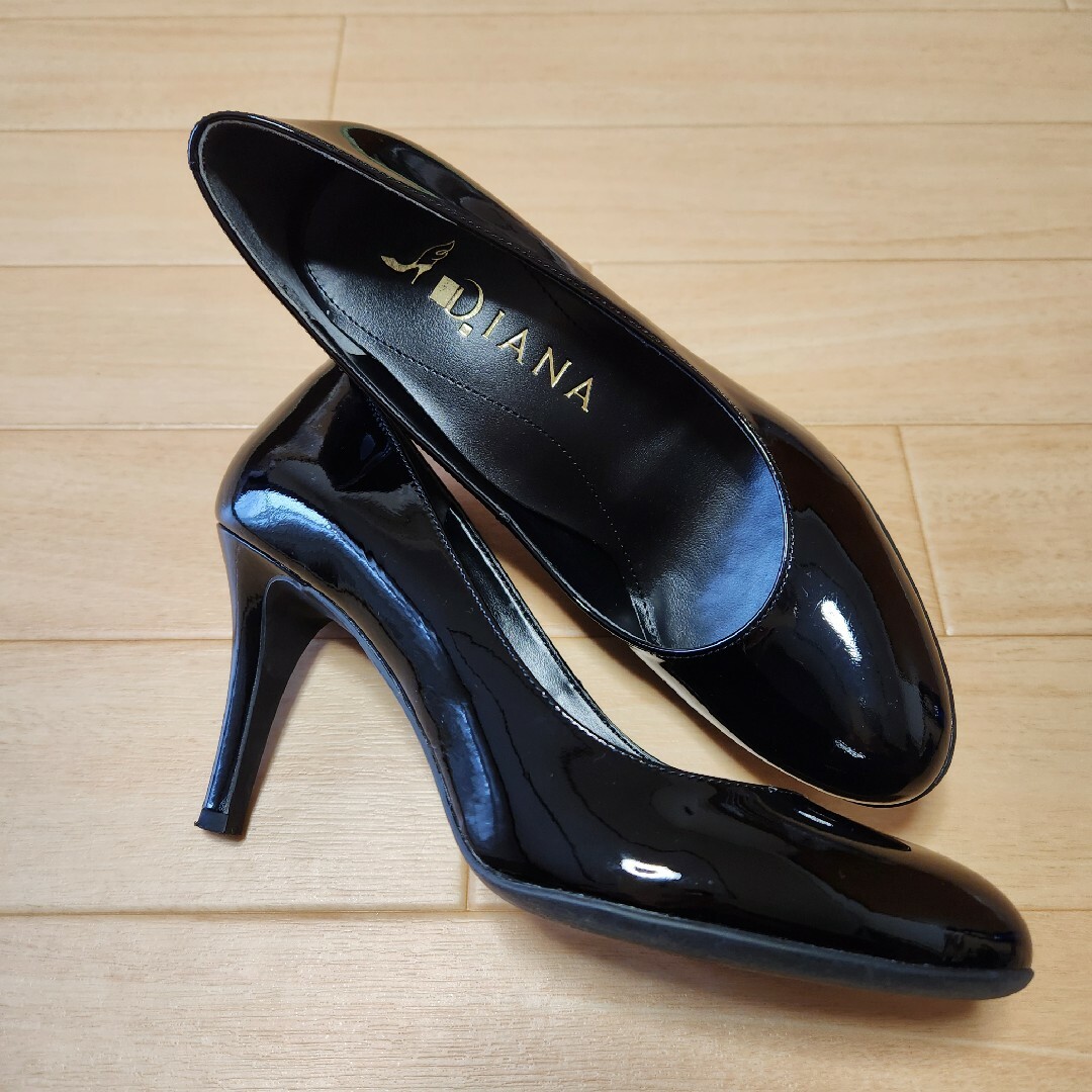 DIANA(ダイアナ)の【極美品】DIANA ダイアナ　エナメル　パンプス　22.5 レディースの靴/シューズ(ハイヒール/パンプス)の商品写真