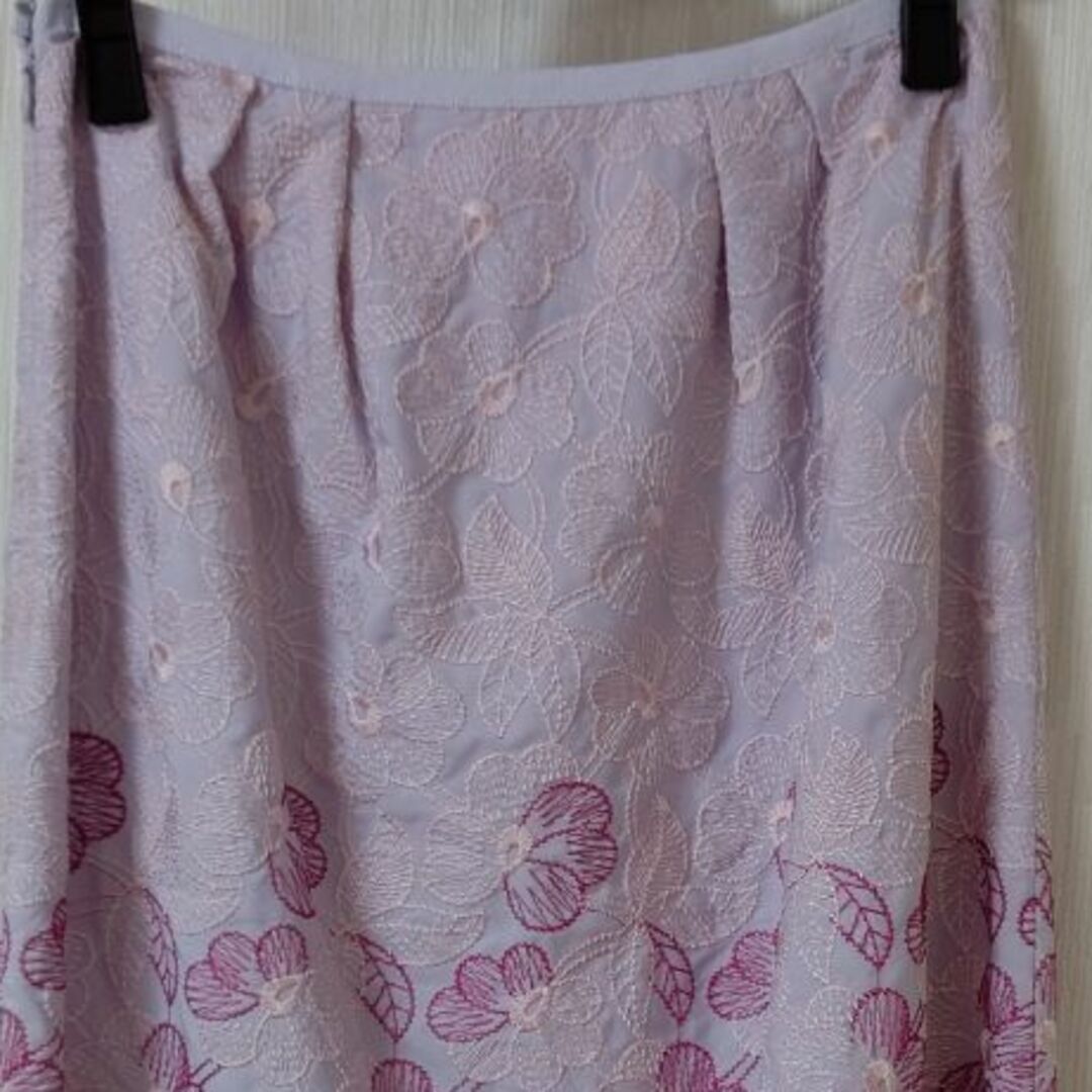 期間限定値下げ SunaUna　刺繍花柄スカート　ピンク系　Ｍサイズ レディースのスカート(ひざ丈スカート)の商品写真