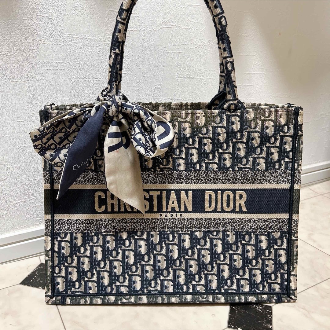 Christian Dior(クリスチャンディオール)の【国内正規品】Dior ディオール ブックトート ミディアム トートバッグ  レディースのバッグ(ハンドバッグ)の商品写真