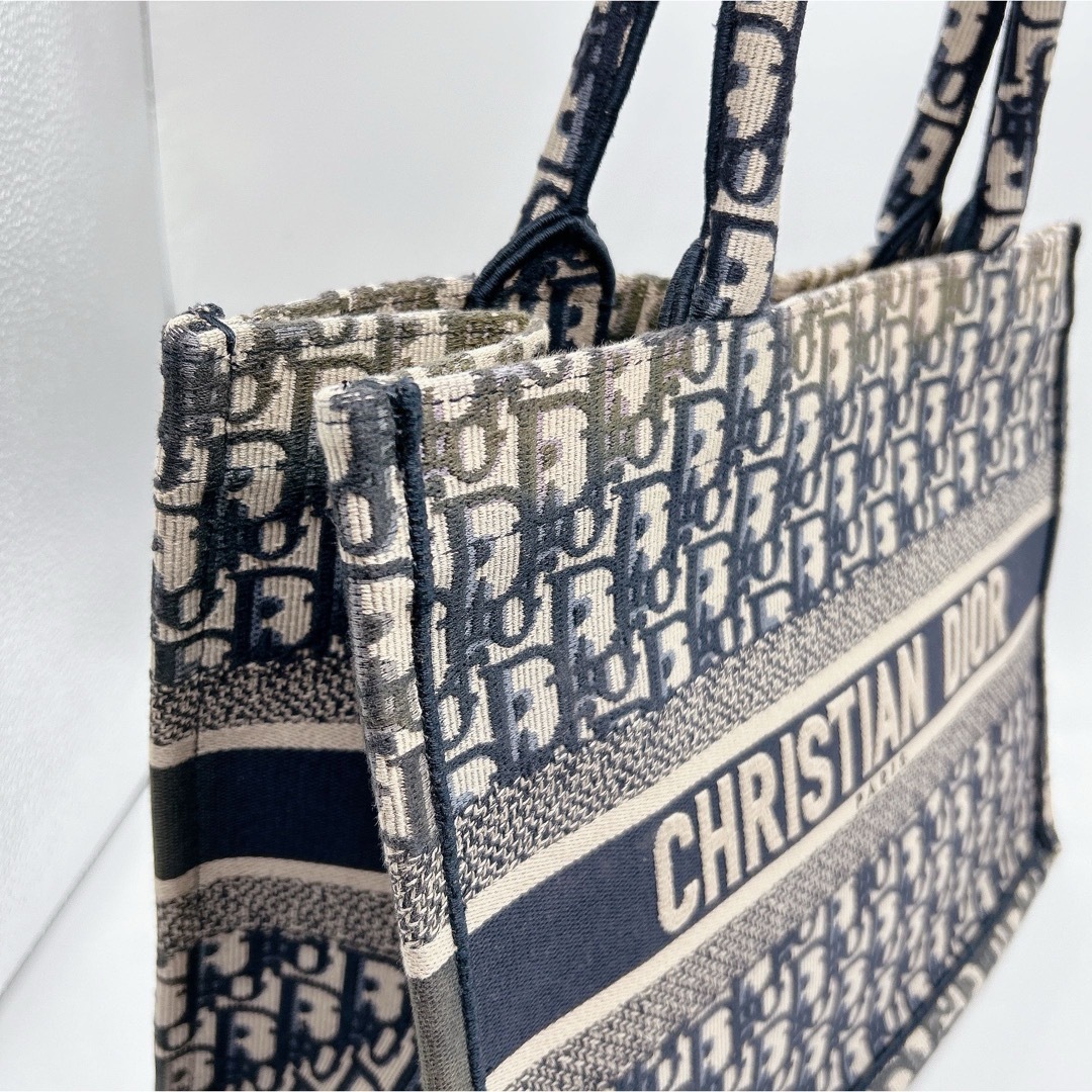 Christian Dior(クリスチャンディオール)の【国内正規品】Dior ディオール ブックトート ミディアム トートバッグ  レディースのバッグ(ハンドバッグ)の商品写真