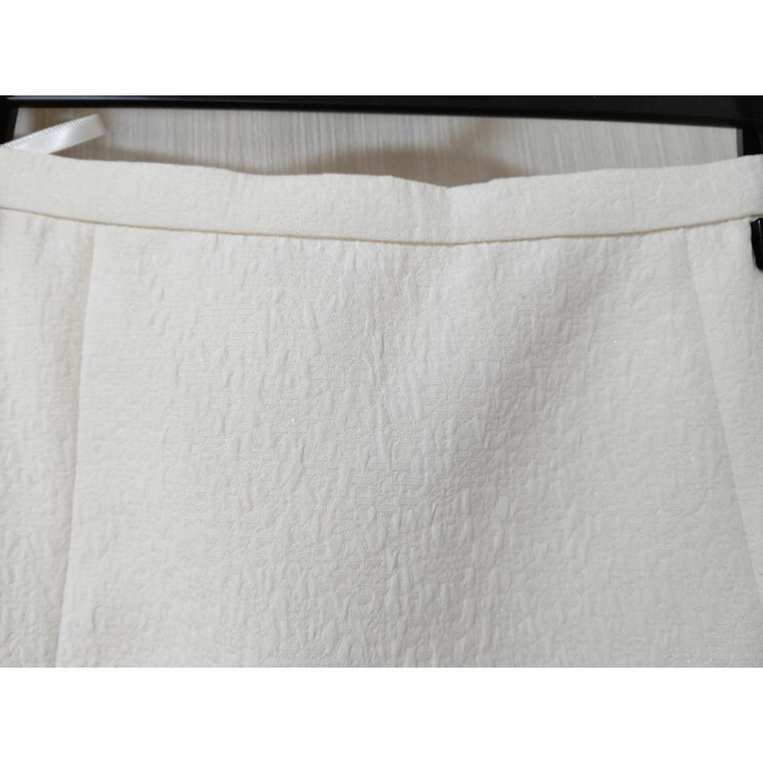 期間限定値下げ SunaUna　ジャガード調スカート ホワイト系　Ｍサイズ レディースのスカート(ひざ丈スカート)の商品写真