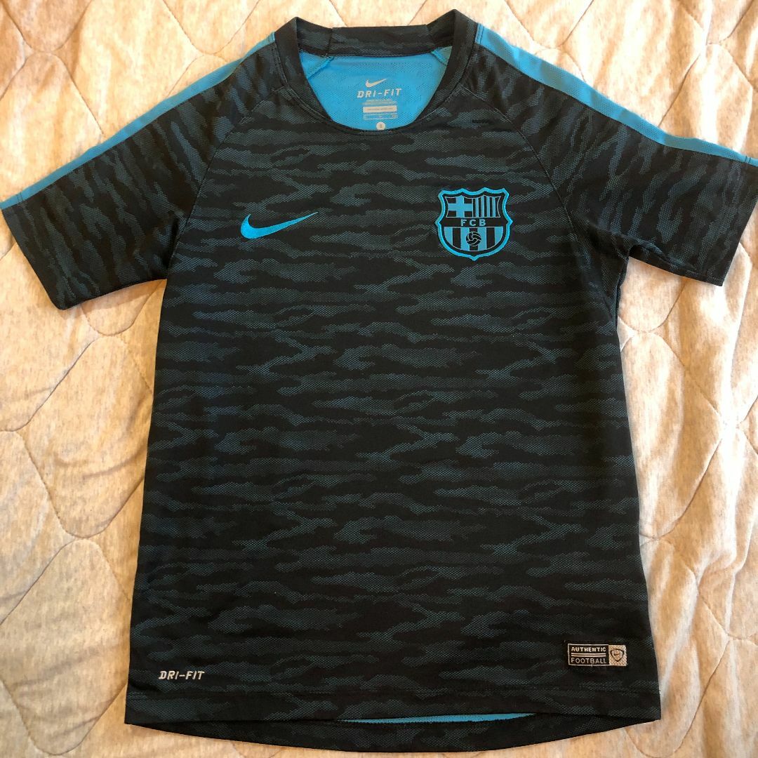 NIKE(ナイキ)のNike ナイキ サッカー シャツ S（130cmくらい） 半袖 黒 スポーツ/アウトドアのサッカー/フットサル(ウェア)の商品写真