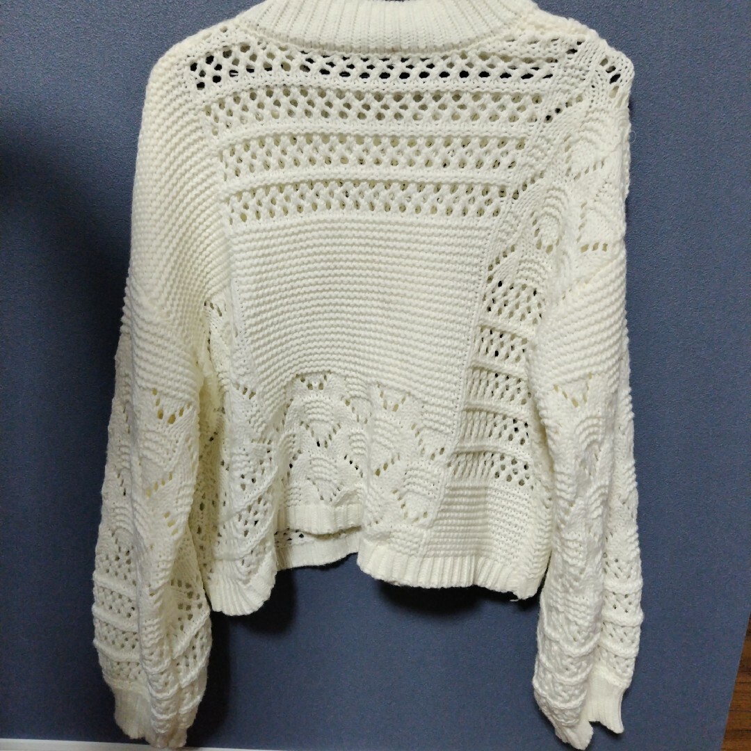 w closet(ダブルクローゼット)のダブルクローゼット　白　ニット　花刺繍　パッチワーク風 レディースのトップス(ニット/セーター)の商品写真