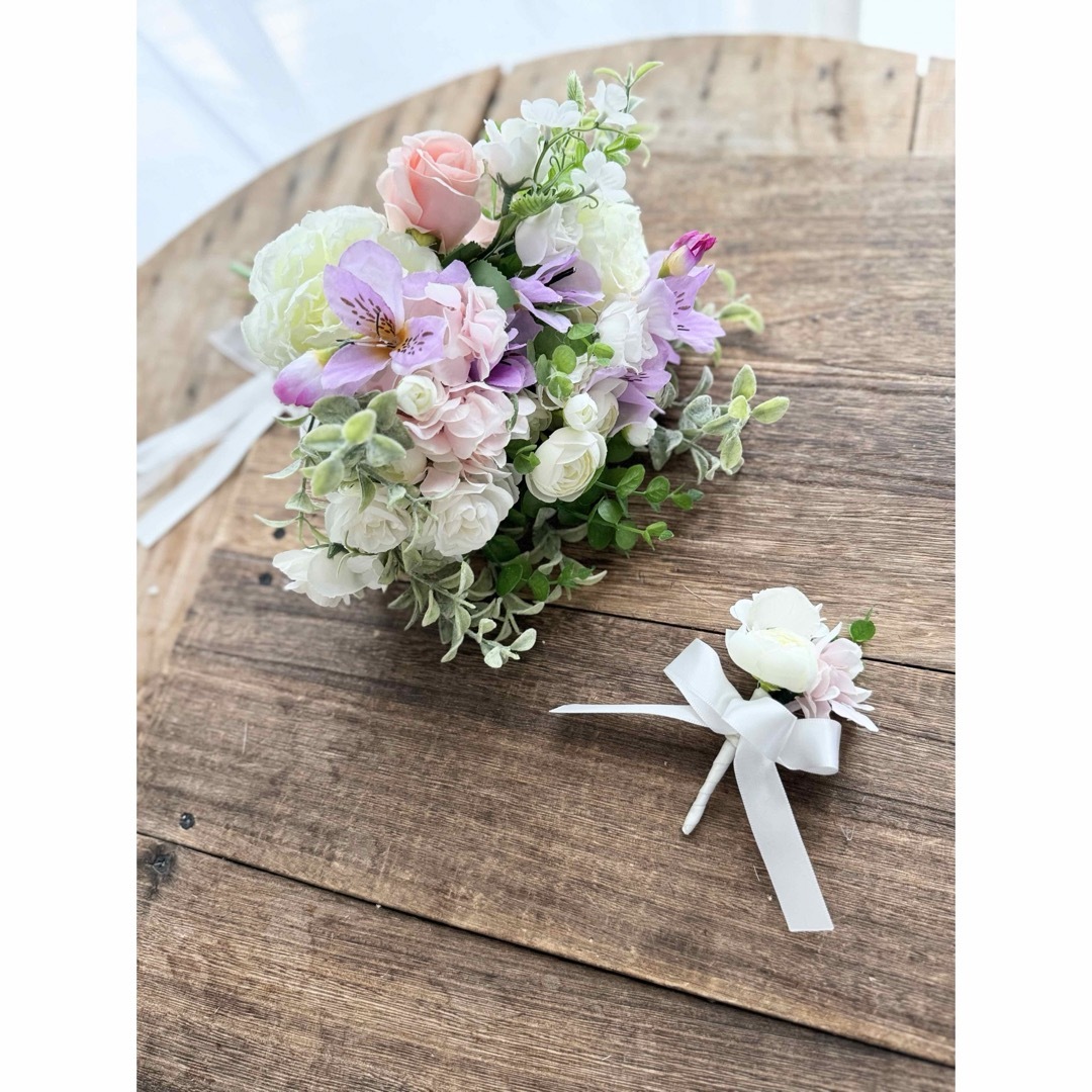 白×ピンク紫小花クラッチブーケ☆ブートニア ハンドメイドのウェディング(ブーケ)の商品写真