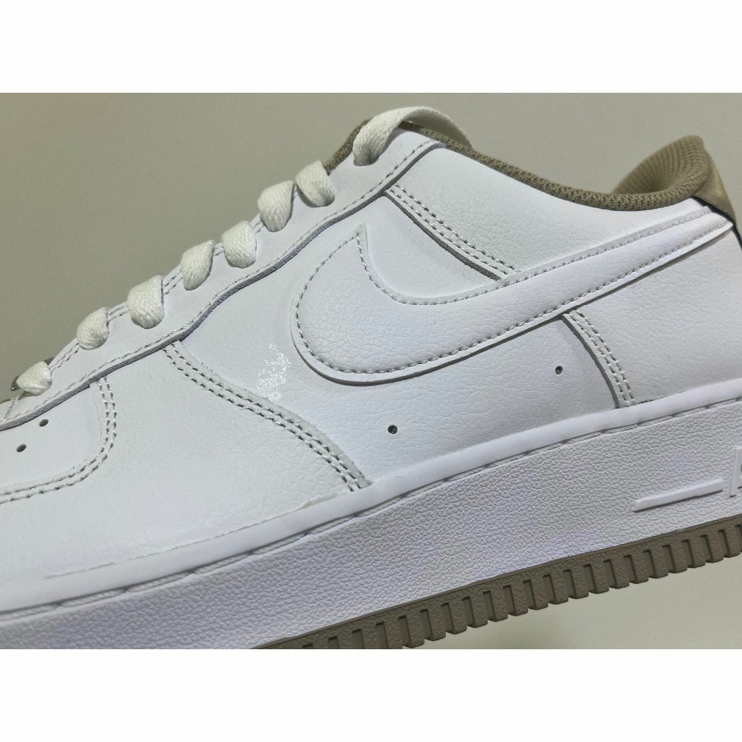 NIKE(ナイキ)の【新品】27.5㎝　NIKE AIR FORCE 1 ’07 ホワイト/カーキ メンズの靴/シューズ(スニーカー)の商品写真