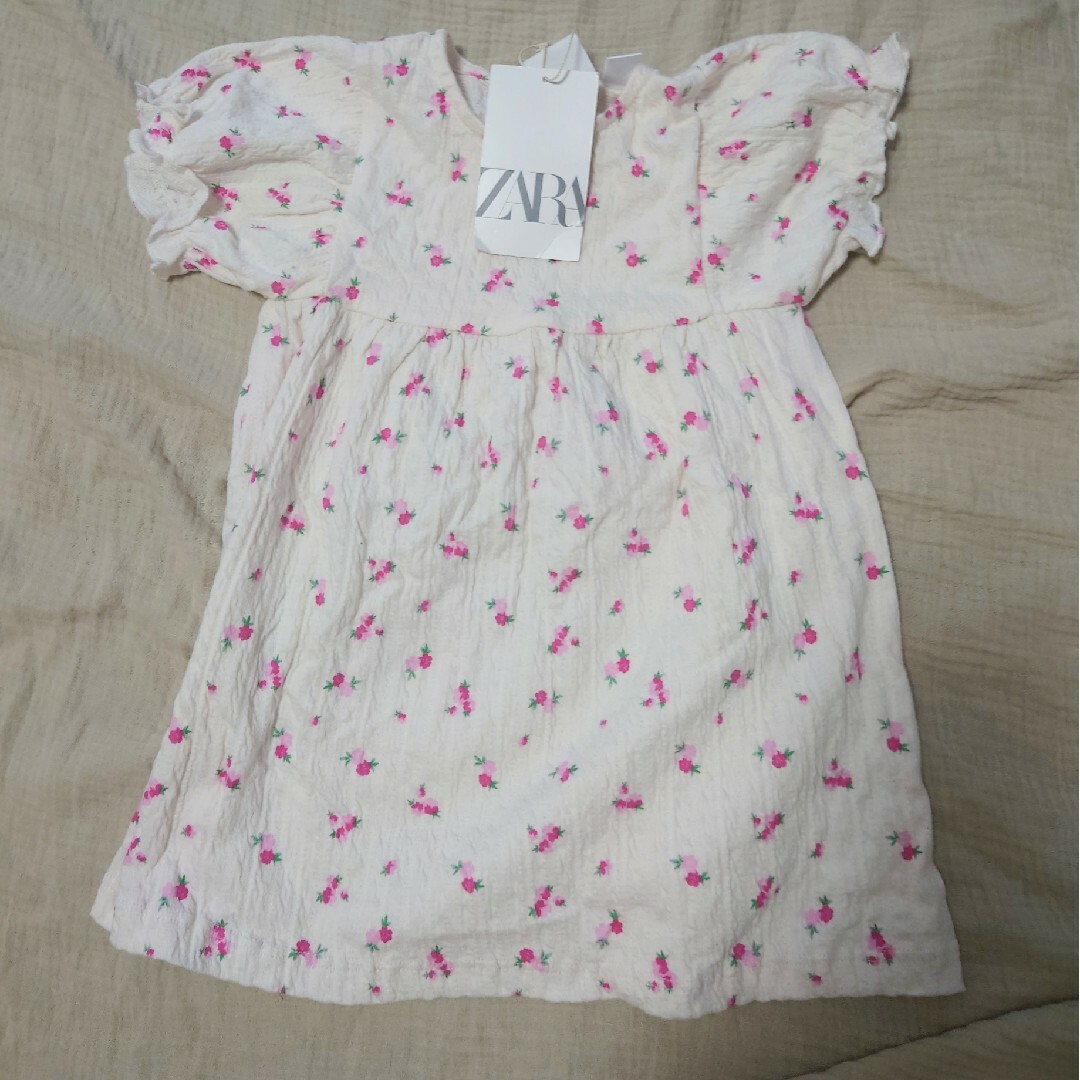 ZARA KIDS(ザラキッズ)の未使用✦【ZARAキッズ】コットン花柄ワンピース キッズ/ベビー/マタニティのキッズ服女の子用(90cm~)(ワンピース)の商品写真