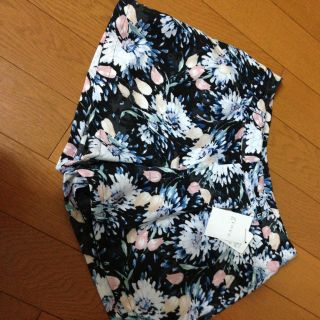 グローブ(grove)の花柄ショートパンツ☆新品です‼(ショートパンツ)