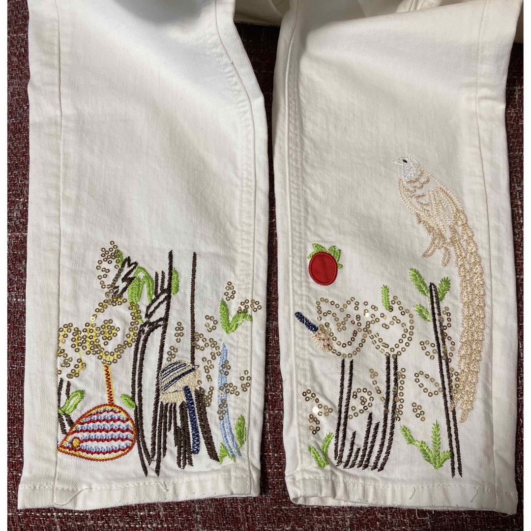ZARA(ザラ)のZARA 刺繍 ホワイトデニムパンツ レディースのパンツ(デニム/ジーンズ)の商品写真