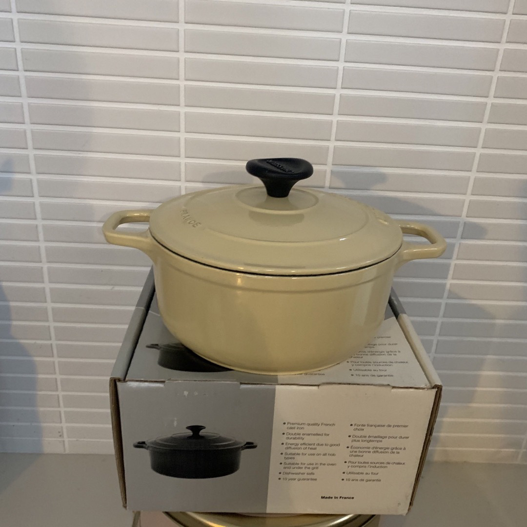 LE CREUSET(ルクルーゼ)のシャスール　鍋  18cm ココット CHASSEUR 琺瑯 インテリア/住まい/日用品のキッチン/食器(鍋/フライパン)の商品写真