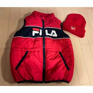 フィラ(FILA)の新品タグ付　FILA 子供服　130 ダウンベスト　ニット帽　セット　赤(その他)