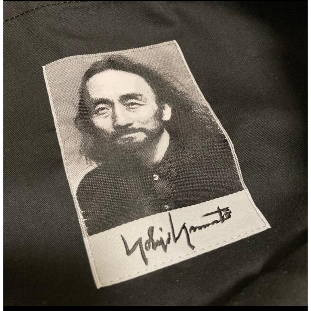 Yohji Yamamoto(ヨウジヤマモト)のヨウジヤマモト トートバッグ 青山店限定 デカロゴ レザー 黒 メンズのバッグ(トートバッグ)の商品写真