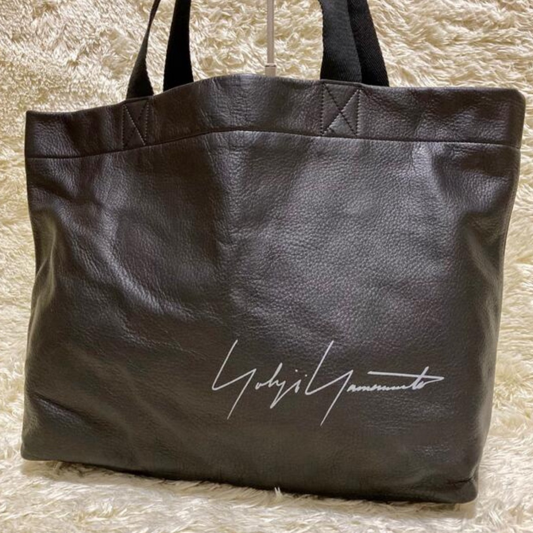 Yohji Yamamoto(ヨウジヤマモト)のヨウジヤマモト トートバッグ 青山店限定 デカロゴ レザー 黒 メンズのバッグ(トートバッグ)の商品写真