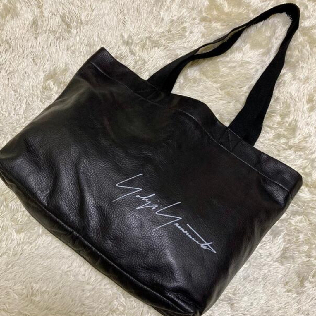 Yohji Yamamoto(ヨウジヤマモト)のヨウジヤマモト トートバッグ 青山店限定 デカロゴ レザー 黒 メンズのバッグ(トートバッグ)の商品写真