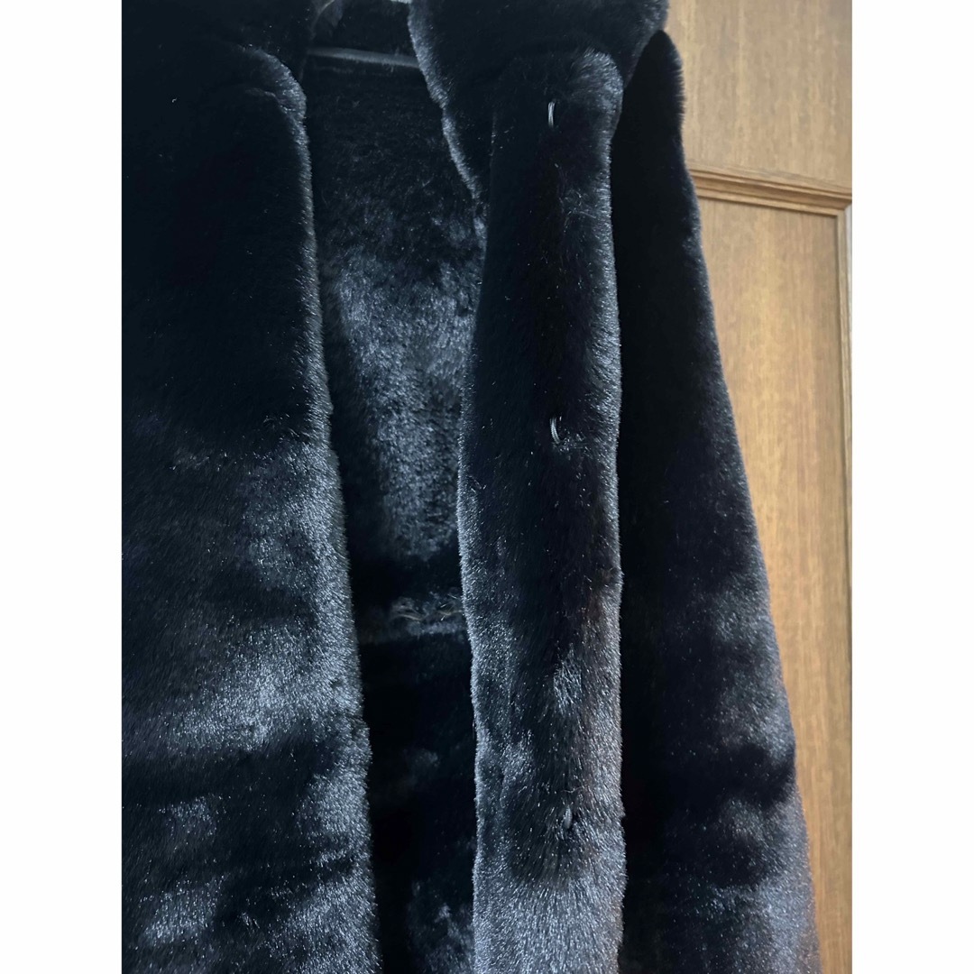 フェイクファー　フード付きベスト　新品ブラック レディースのジャケット/アウター(毛皮/ファーコート)の商品写真