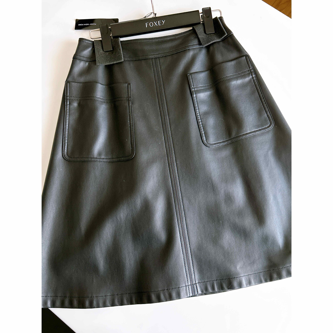 FOXEY NEW YORK(フォクシーニューヨーク)の値下格安◎FOXEY フォクシーニューヨーク◎合皮フェイクレザースカート38黒 レディースのスカート(ひざ丈スカート)の商品写真