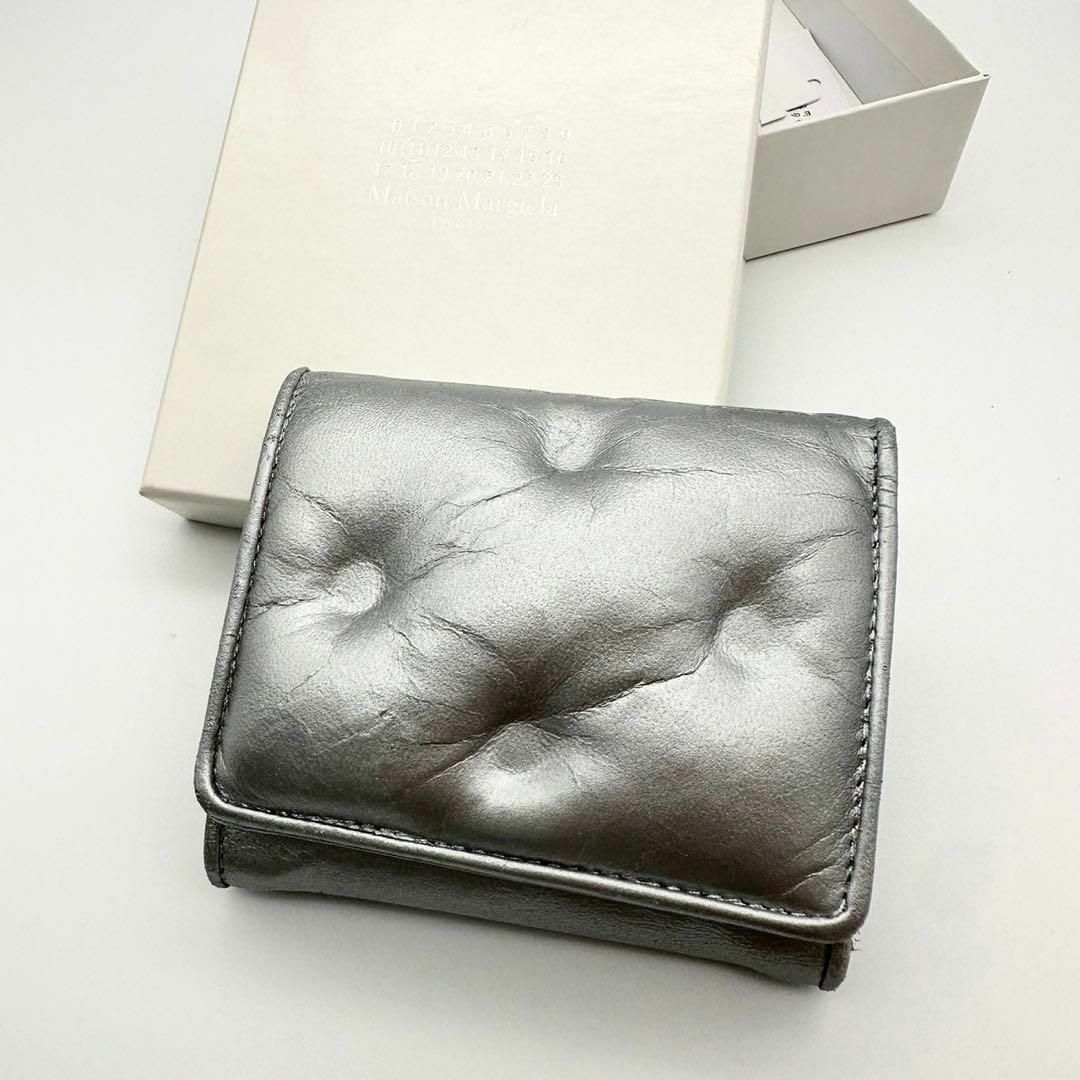 Maison Martin Margiela(マルタンマルジェラ)の【人気】メゾンマルジェラ 三つ折り財布 シルバー グラムスラム カレンダーロゴ レディースのファッション小物(財布)の商品写真
