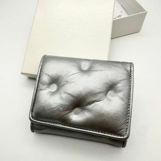 マルタンマルジェラ(Maison Martin Margiela)の【人気】メゾンマルジェラ 三つ折り財布 シルバー グラムスラム カレンダーロゴ(財布)