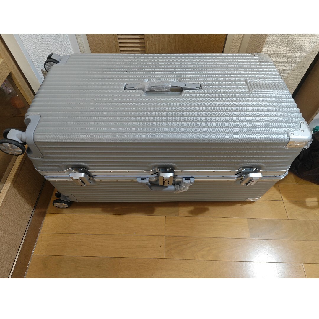 超大スーツケース大型シルバー  新品未使用 レディースのバッグ(スーツケース/キャリーバッグ)の商品写真