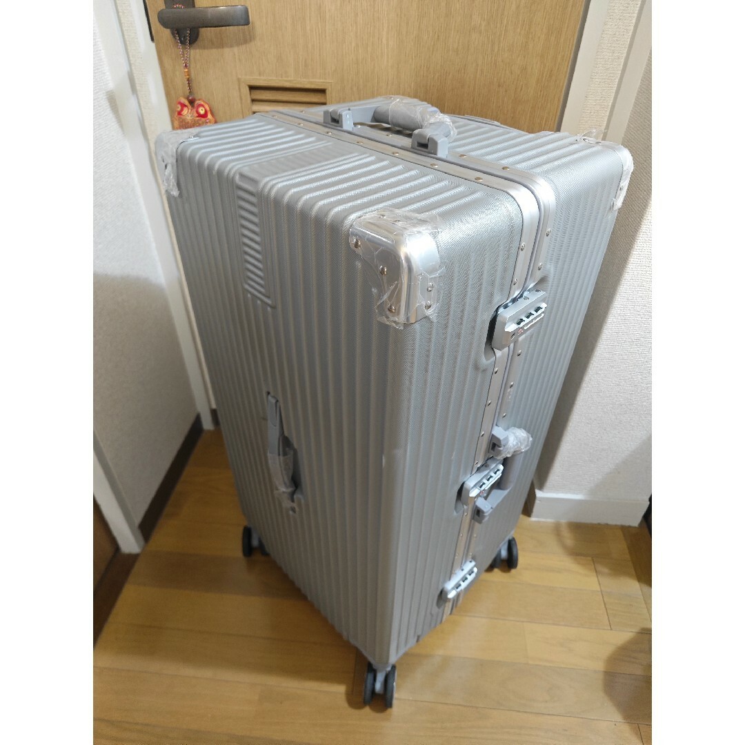 新品・未使用】キャリーケース スーツケース シルバー はりつい 新品・未使用】キャリーケース スーツケース シルバー はりつい
