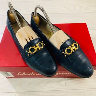 サルヴァトーレフェラガモ(Salvatore Ferragamo)の【美品】サルヴァトーレフェラガモ　ガンチーニ　金　ローファー(ローファー/革靴)