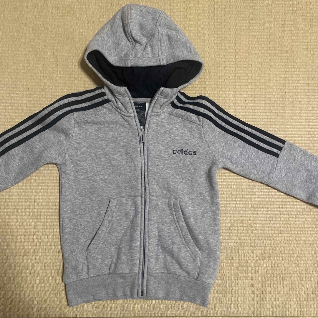 adidas(アディダス)のadidas パーカー　120 キッズ/ベビー/マタニティのキッズ服男の子用(90cm~)(ジャケット/上着)の商品写真