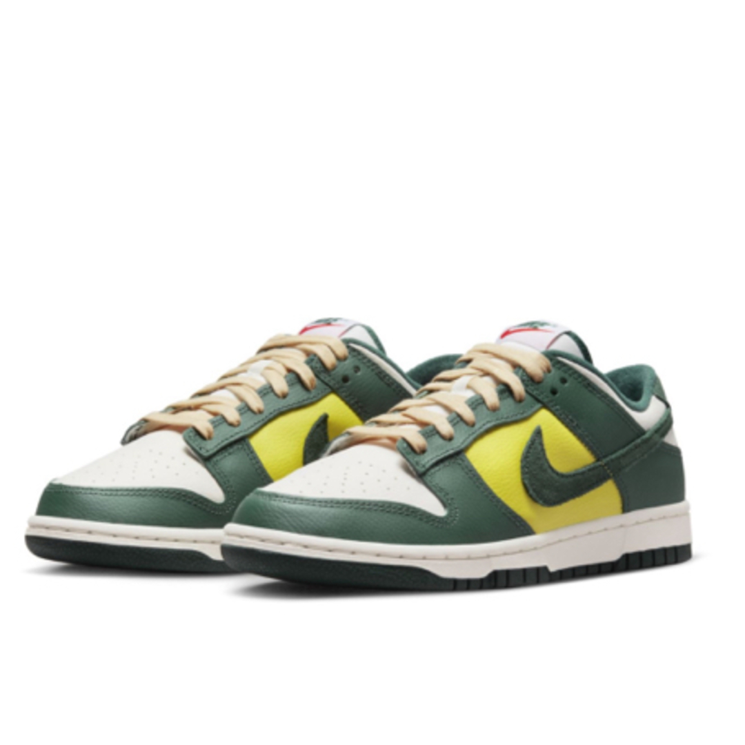 NIKE(ナイキ)の新品　NIKE DUNK LOW SE ナイキ　ダンク　Noble Green メンズの靴/シューズ(スニーカー)の商品写真