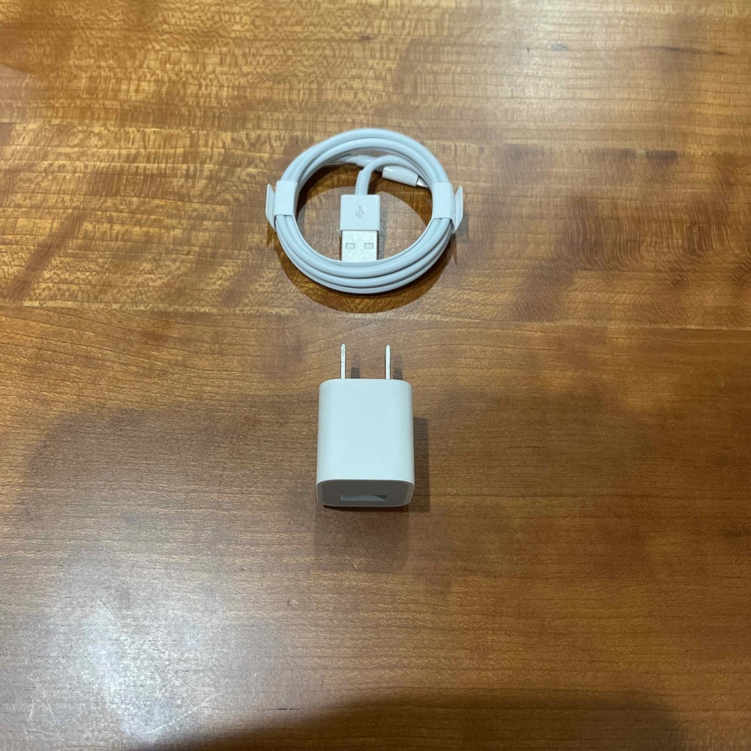 Apple(アップル)のApple  Lightning - USBケーブル&アダプタ　純正品 スマホ/家電/カメラのスマートフォン/携帯電話(バッテリー/充電器)の商品写真