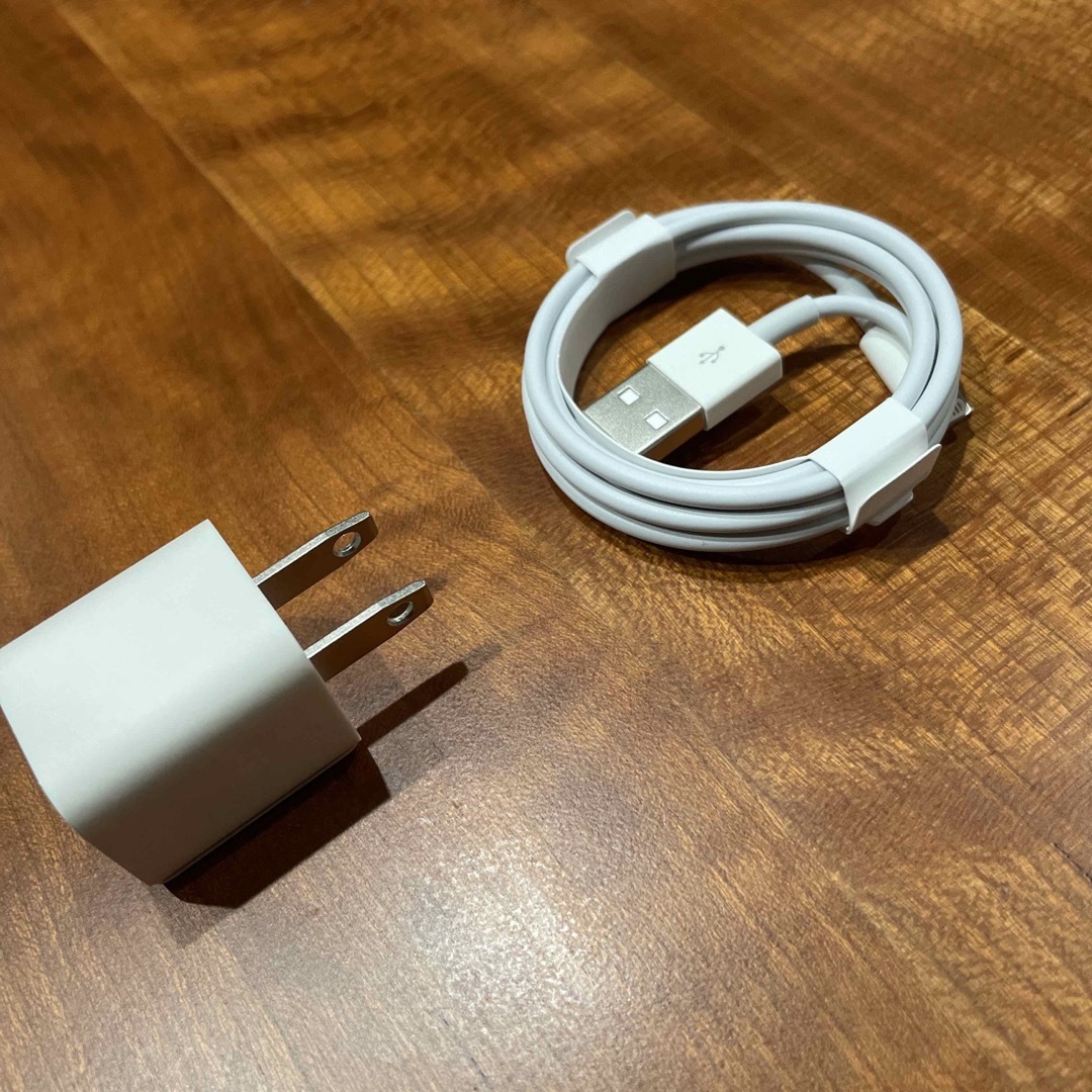 Apple(アップル)のApple  Lightning - USBケーブル&アダプタ　純正品 スマホ/家電/カメラのスマートフォン/携帯電話(バッテリー/充電器)の商品写真