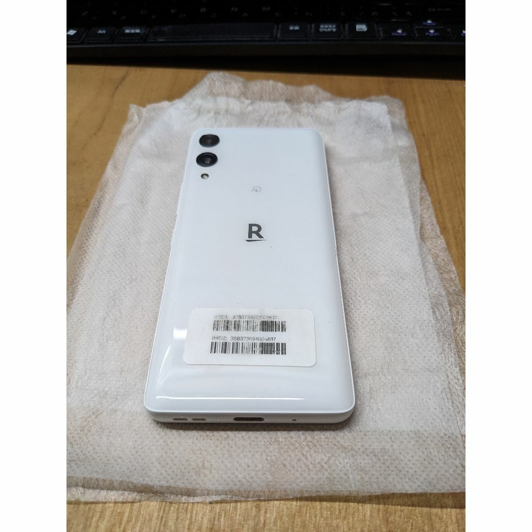 Rakuten(ラクテン)のRakuten Hand 5G White P780 スマホ/家電/カメラのスマートフォン/携帯電話(スマートフォン本体)の商品写真