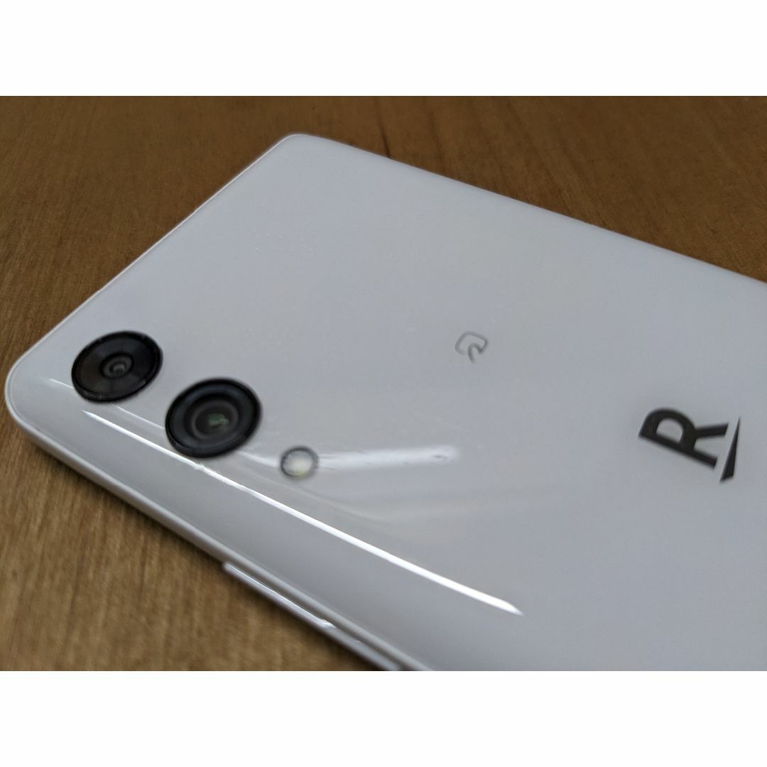 Rakuten(ラクテン)のRakuten Hand 5G White P780 スマホ/家電/カメラのスマートフォン/携帯電話(スマートフォン本体)の商品写真