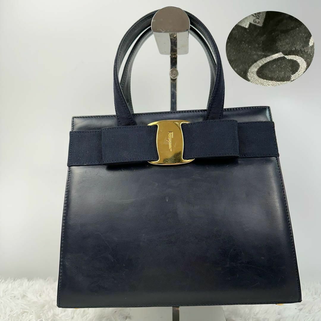 Ferragamo(フェラガモ)のフェラガモ  ハンドバッグ　ヴァラリボン　ゴールド金具　フラップ　紺　レザー レディースのバッグ(ハンドバッグ)の商品写真