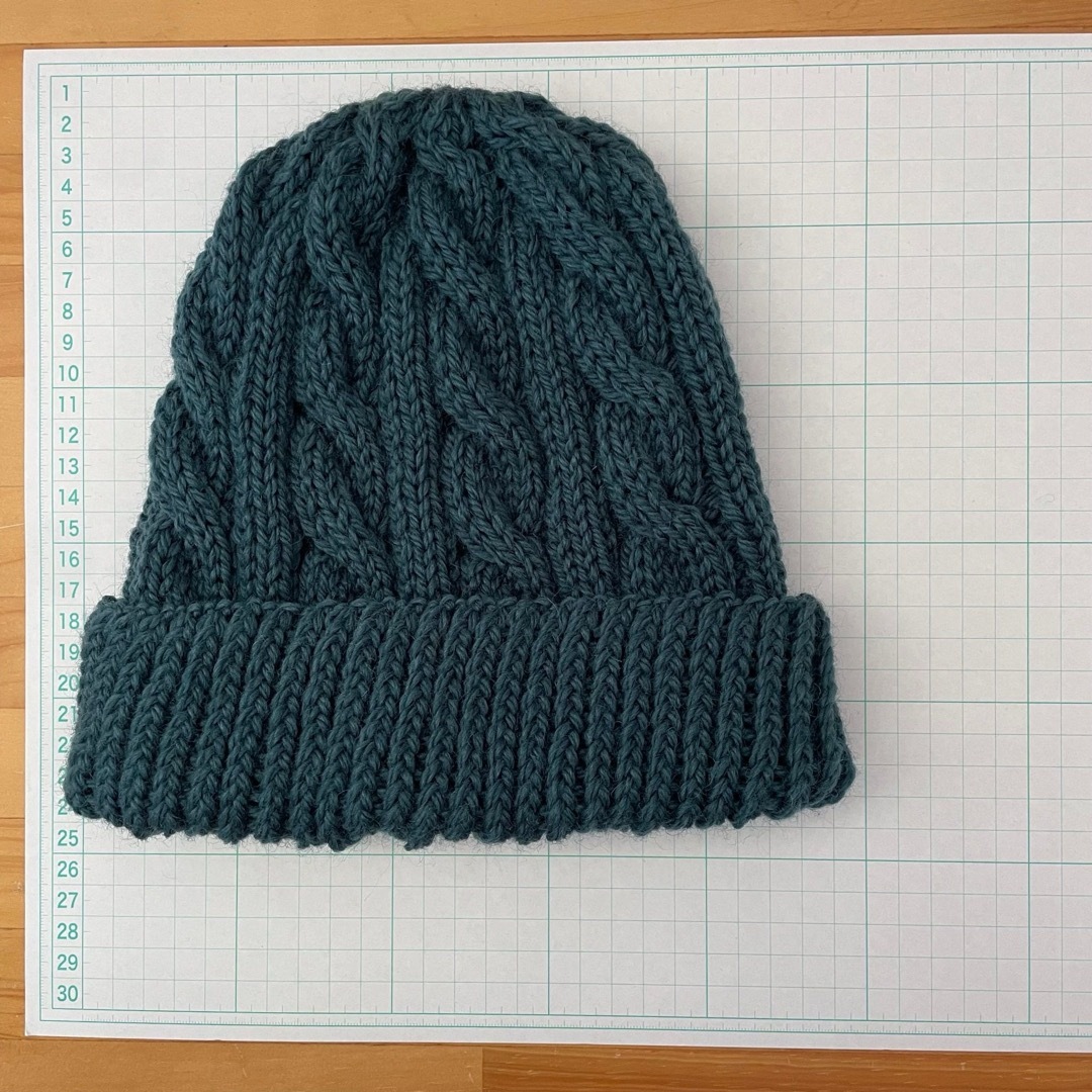 ハンドメイド　ニット帽　ダークグリーン　ニットキャップ　ウール100% レディースの帽子(ニット帽/ビーニー)の商品写真