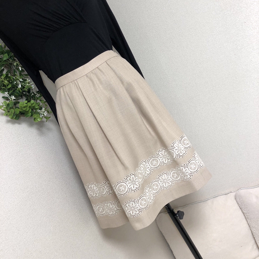kumikyoku（組曲）(クミキョク)の組曲（サイズ2）ベージュの刺繍の可愛いスカート  レディースのスカート(ミニスカート)の商品写真