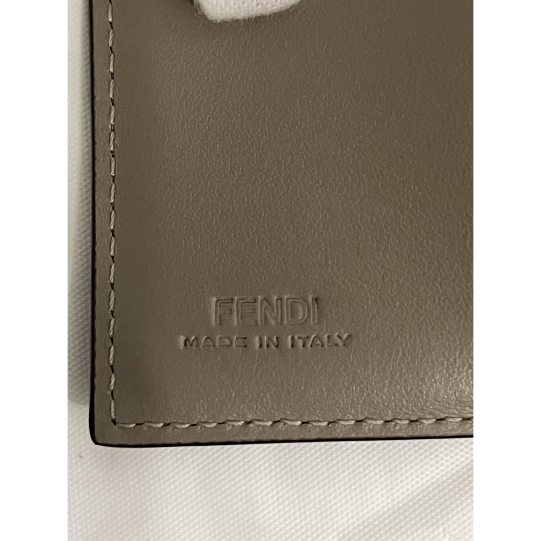 FENDI 財布　二つ折り　エフイズ　レター型　ベージュ　ロゴ金具　レザー