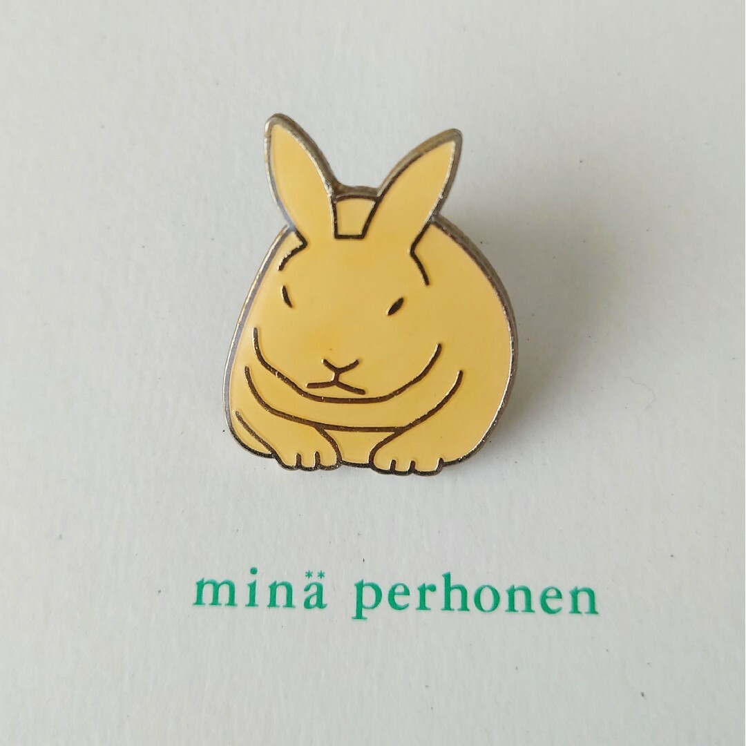 mina perhonen(ミナペルホネン)のミナペルホネン ウサギ 前 ピンバッジ レディースのアクセサリー(ブローチ/コサージュ)の商品写真