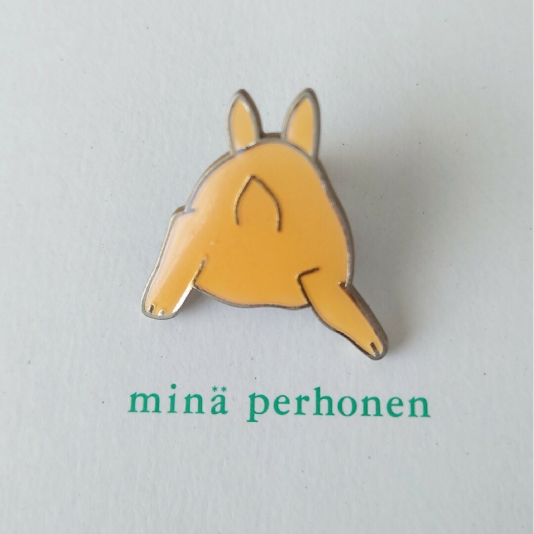 mina perhonen(ミナペルホネン)のミナペルホネン ウサギ 後ろ ピンバッジ レディースのアクセサリー(ブローチ/コサージュ)の商品写真