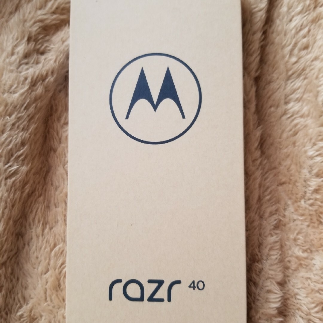 Motorola(モトローラ)のmotorola razr 40 セージグリーン　SIMフリー motorola スマホ/家電/カメラのスマートフォン/携帯電話(スマートフォン本体)の商品写真