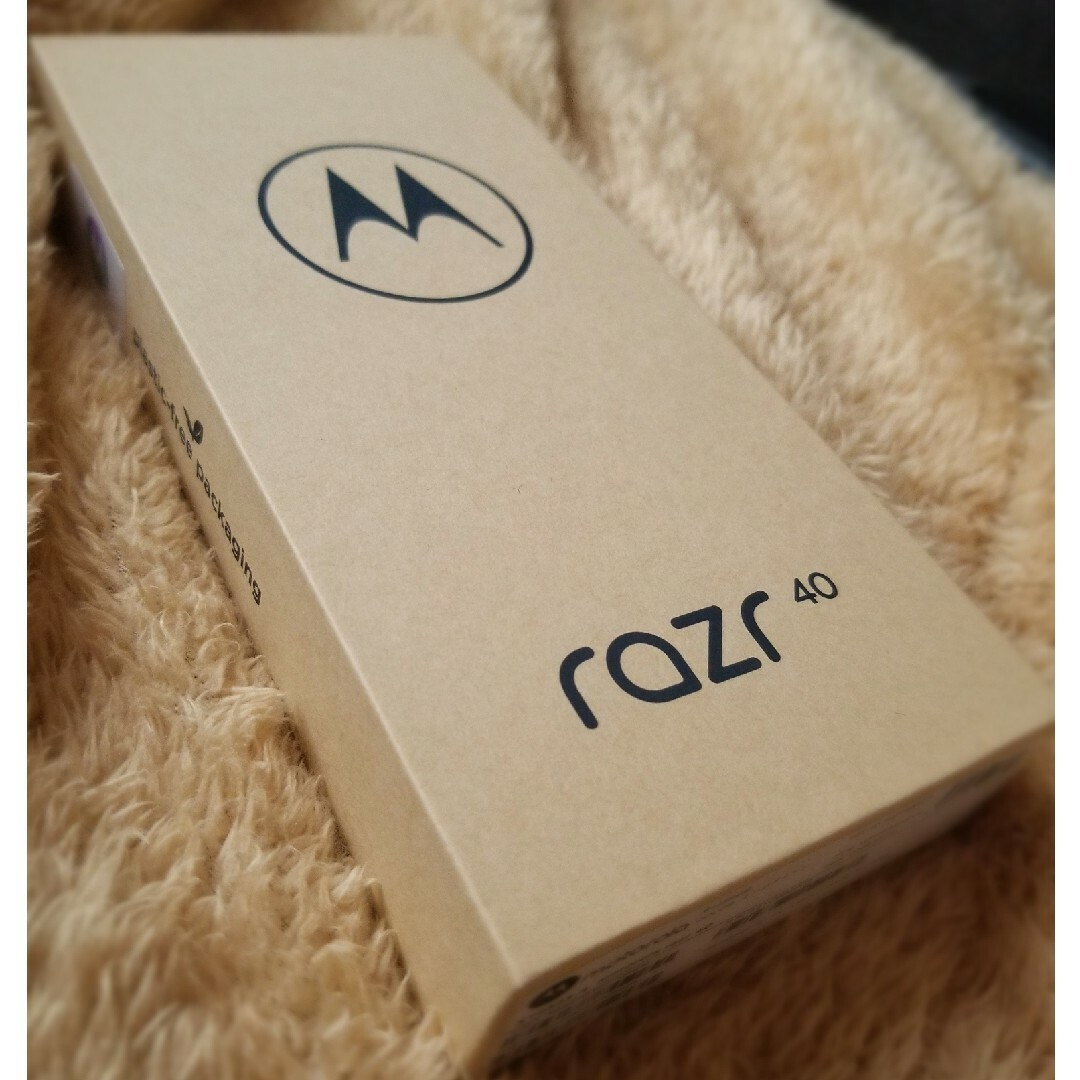 Motorola(モトローラ)のmotorola razr 40 セージグリーン　SIMフリー motorola スマホ/家電/カメラのスマートフォン/携帯電話(スマートフォン本体)の商品写真