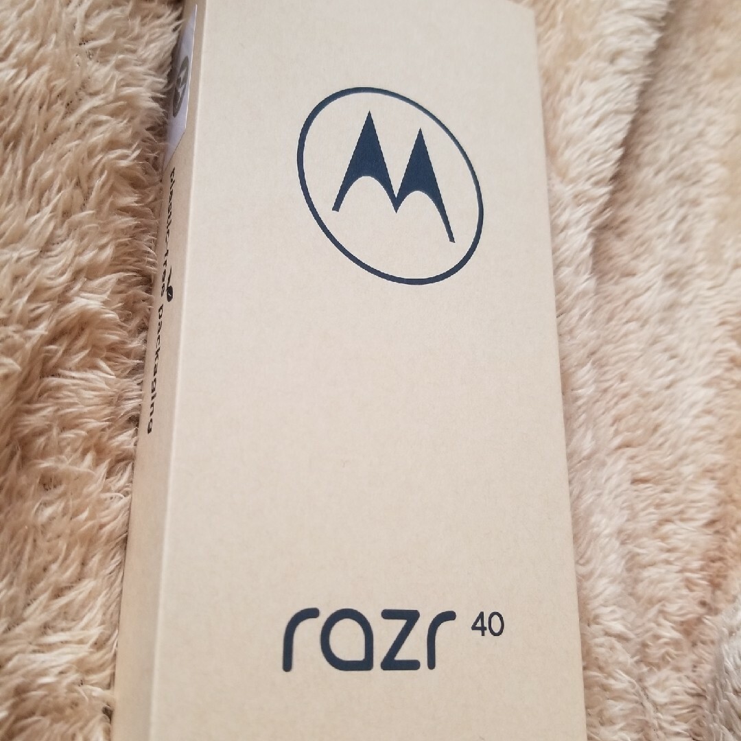 Motorola(モトローラ)のmotorola razr 40 セージグリーン　SIMフリー motorola スマホ/家電/カメラのスマートフォン/携帯電話(スマートフォン本体)の商品写真