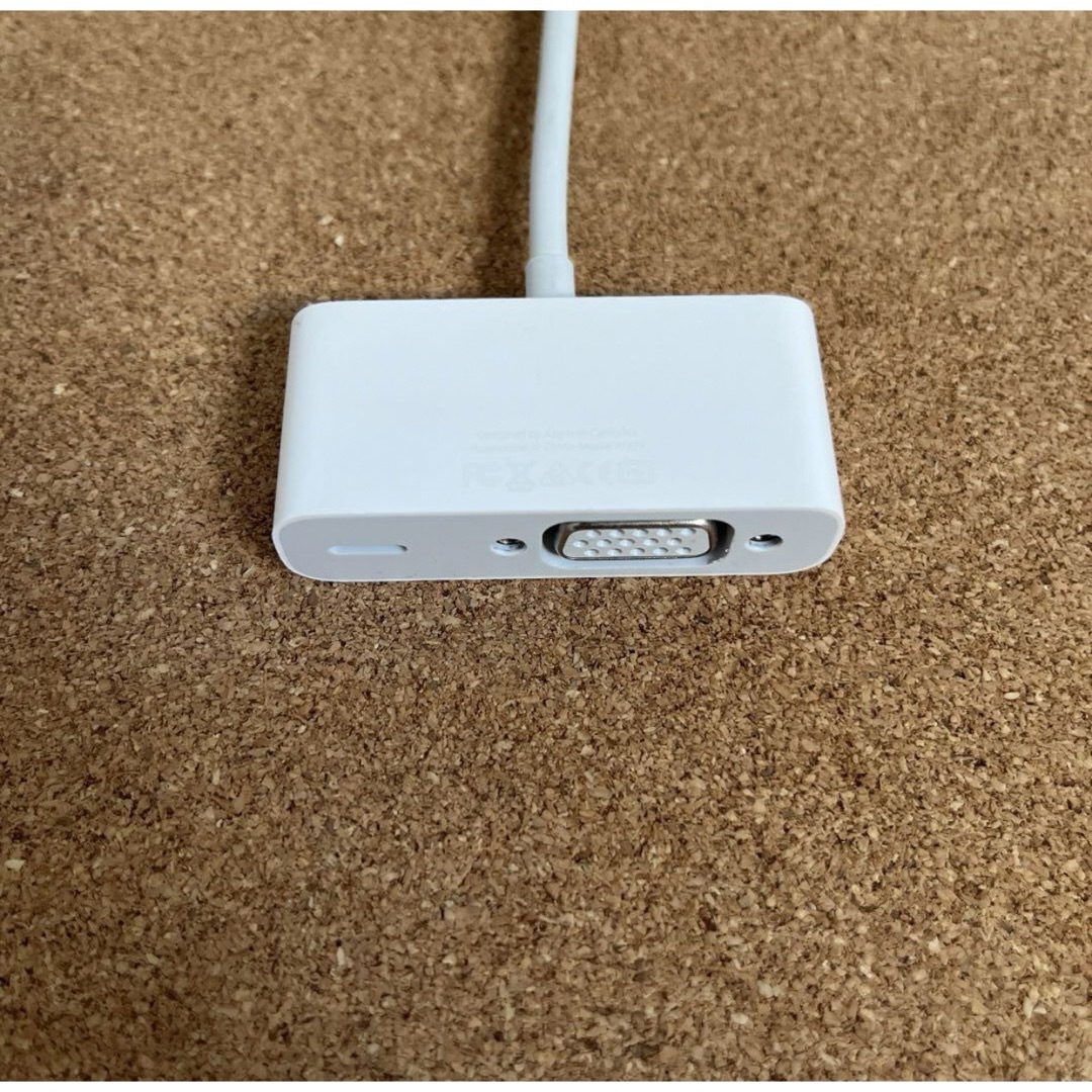 Apple(アップル)のApple Lightning to VGA 変換アダプタ A1439 スマホ/家電/カメラのテレビ/映像機器(映像用ケーブル)の商品写真