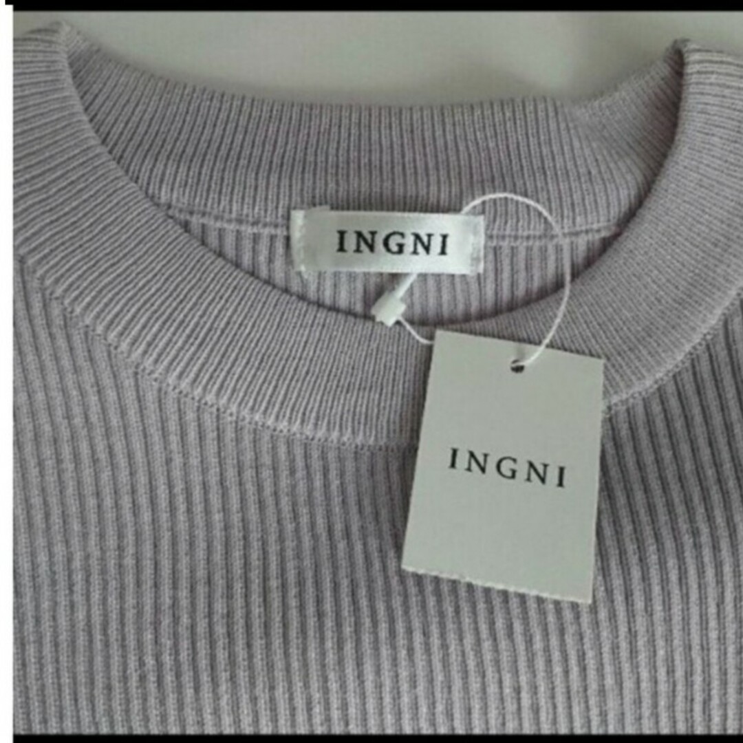 INGNI(イング)の【新品】INGNI  異素材フリルニット  M  グレージュ ※定価の半額※ レディースのトップス(カットソー(半袖/袖なし))の商品写真