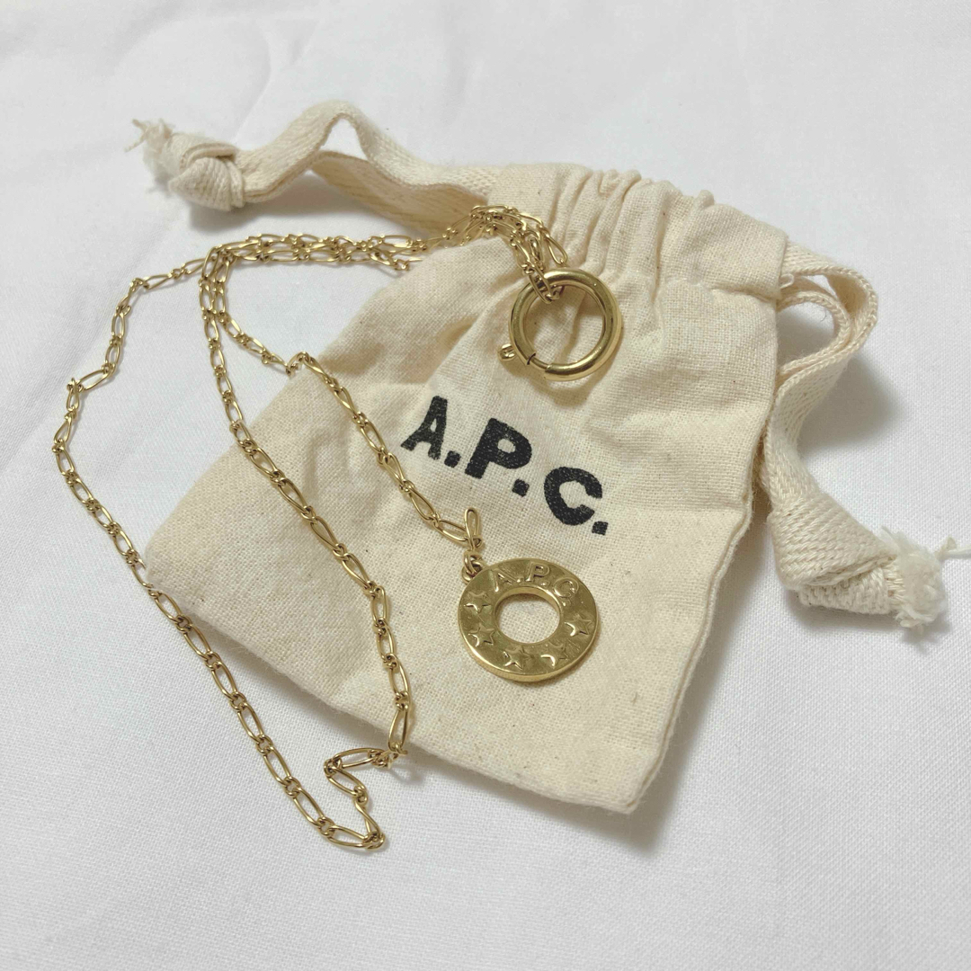 A.P.C(アーペーセー)のアーペーセー　A.P.C. アクセサリー ゴールド系 ネックレス ペンダント金色 レディースのアクセサリー(ネックレス)の商品写真