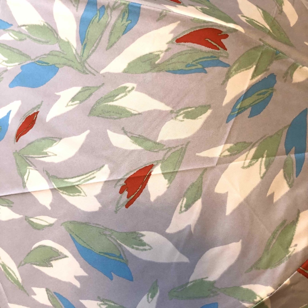 MOONBAT(ムーンバット)の★新品★cocca　折りたたみ傘　雨傘　開きやすいクイックアーチ　リーフ柄 レディースのファッション小物(傘)の商品写真