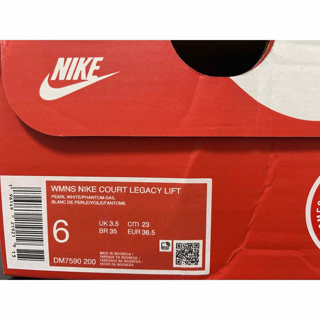 NIKE(ナイキ)のNIKE COURT LEGACY LIFT （ベージュ/ホワイト） レディースの靴/シューズ(スニーカー)の商品写真