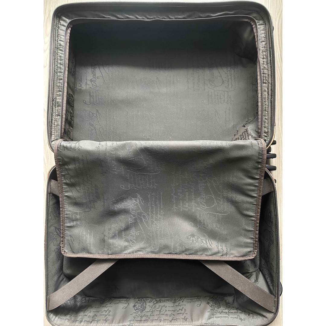Berluti(ベルルッティ)の定価127万 ベルルッティ FORMULA1004 スーツケース 総スクリット柄 メンズのバッグ(トラベルバッグ/スーツケース)の商品写真