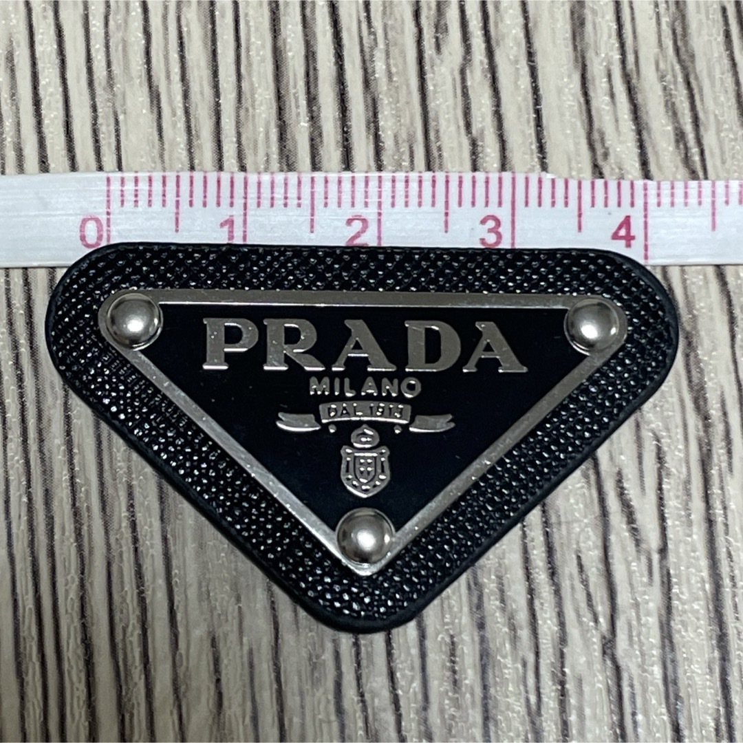 PRADA(プラダ)の【6枚】PRADA プラダ  ロゴプレート ロゴパーツ ブラック メタル 新品 ハンドメイドの素材/材料(各種パーツ)の商品写真