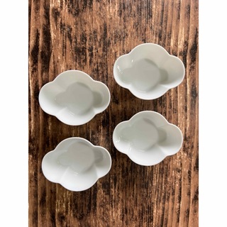 雲型 ツヤホワイト小鉢 4枚 オシャレ カフェ風 陶磁器 フルーツ皿 薬味皿(食器)